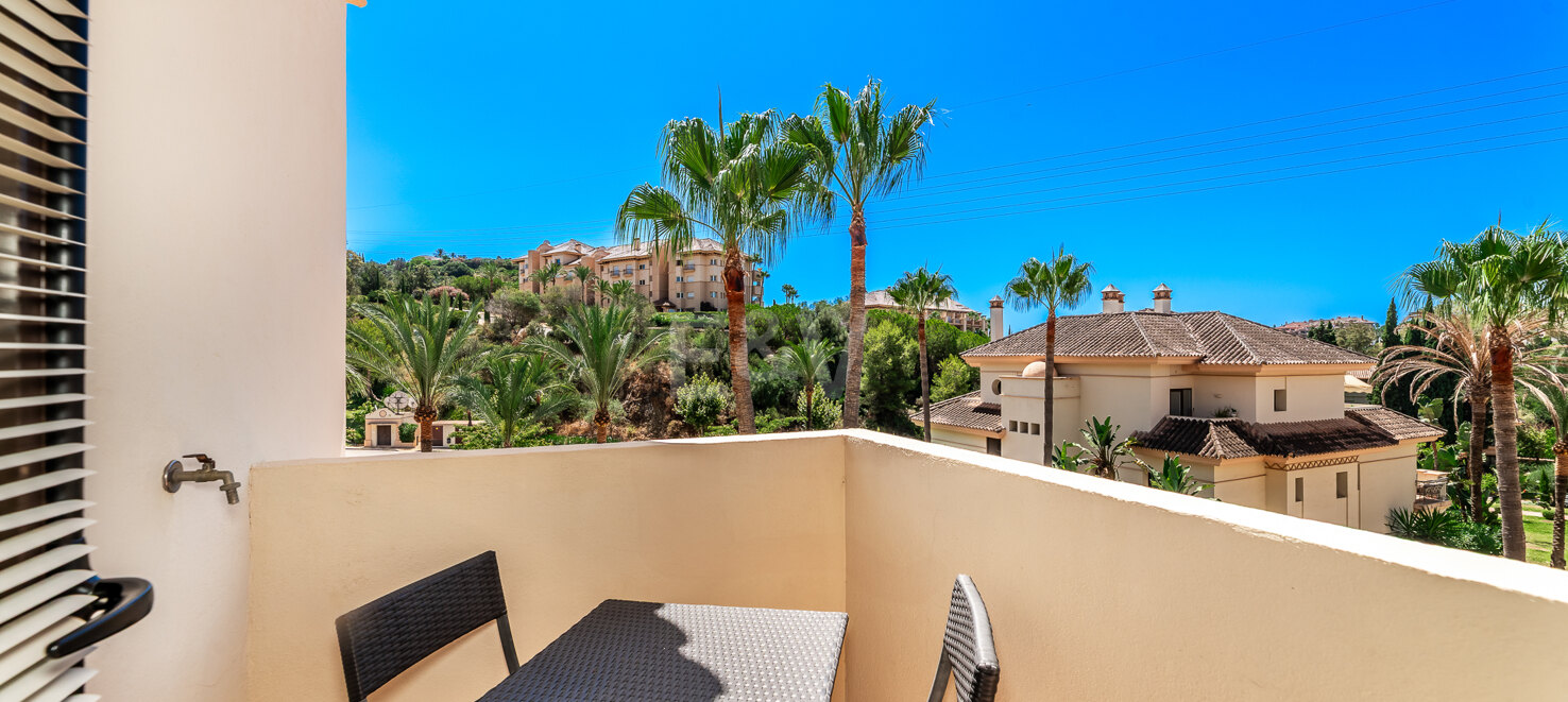 Peaceful 2-Bedroom Penthouse with Panoramic Mountain Views in Rio Real