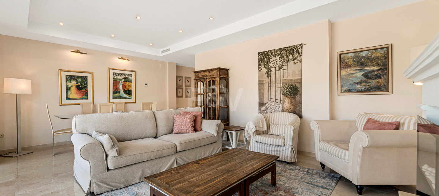 Peaceful 2-Bedroom Penthouse with Panoramic Mountain Views in Rio Real