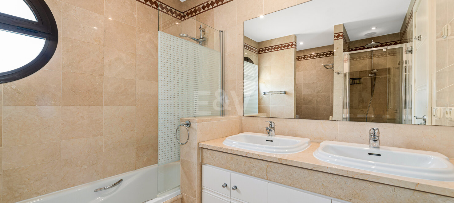Peaceful 2-Bedroom Penthouse with Panoramic Mountain Views in Rio Real