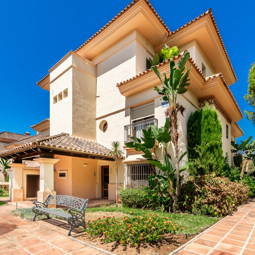 Peaceful 2-Bedroom Penthouse with Panoramic Mountain Views in Rio Real