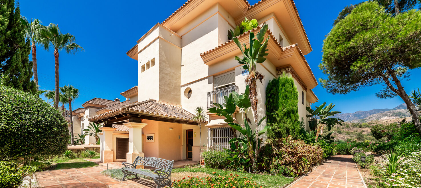 Peaceful 2-Bedroom Penthouse with Panoramic Mountain Views in Rio Real