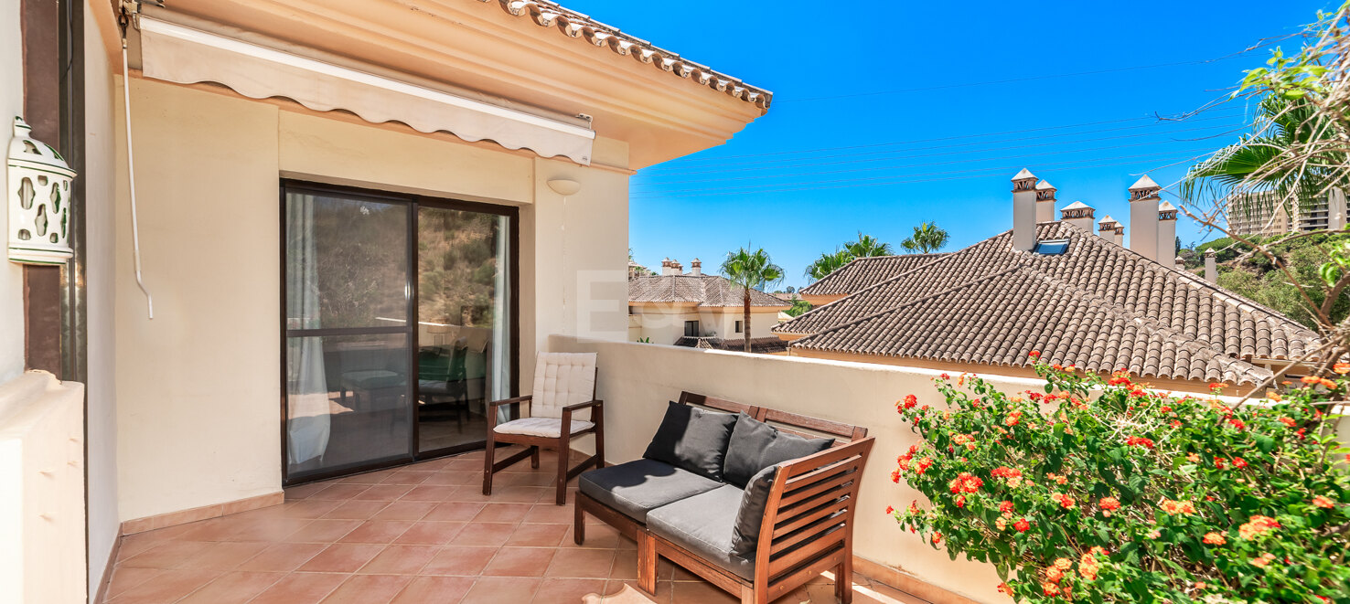 Peaceful 2-Bedroom Penthouse with Panoramic Mountain Views in Rio Real