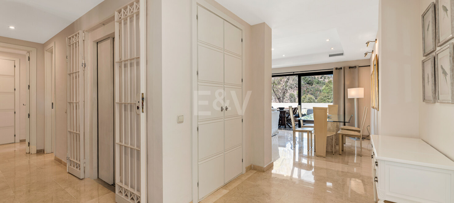 Peaceful 2-Bedroom Penthouse with Panoramic Mountain Views in Rio Real