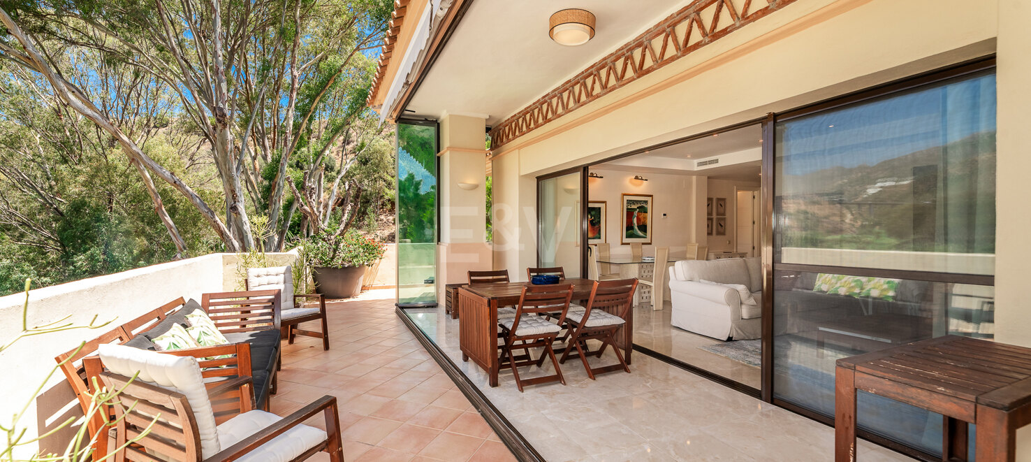 Peaceful 2-Bedroom Penthouse with Panoramic Mountain Views in Rio Real