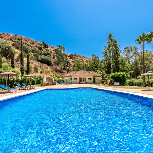 Peaceful 2-Bedroom Penthouse with Panoramic Mountain Views in Rio Real