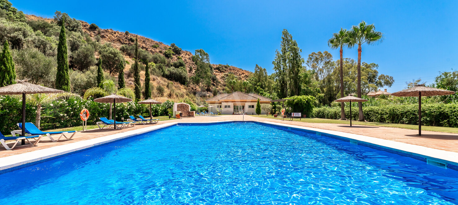 Peaceful 2-Bedroom Penthouse with Panoramic Mountain Views in Rio Real