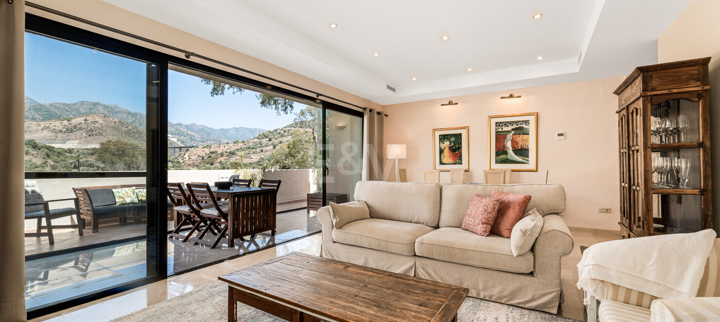 Peaceful 2-Bedroom Penthouse with Panoramic Mountain Views in Rio Real