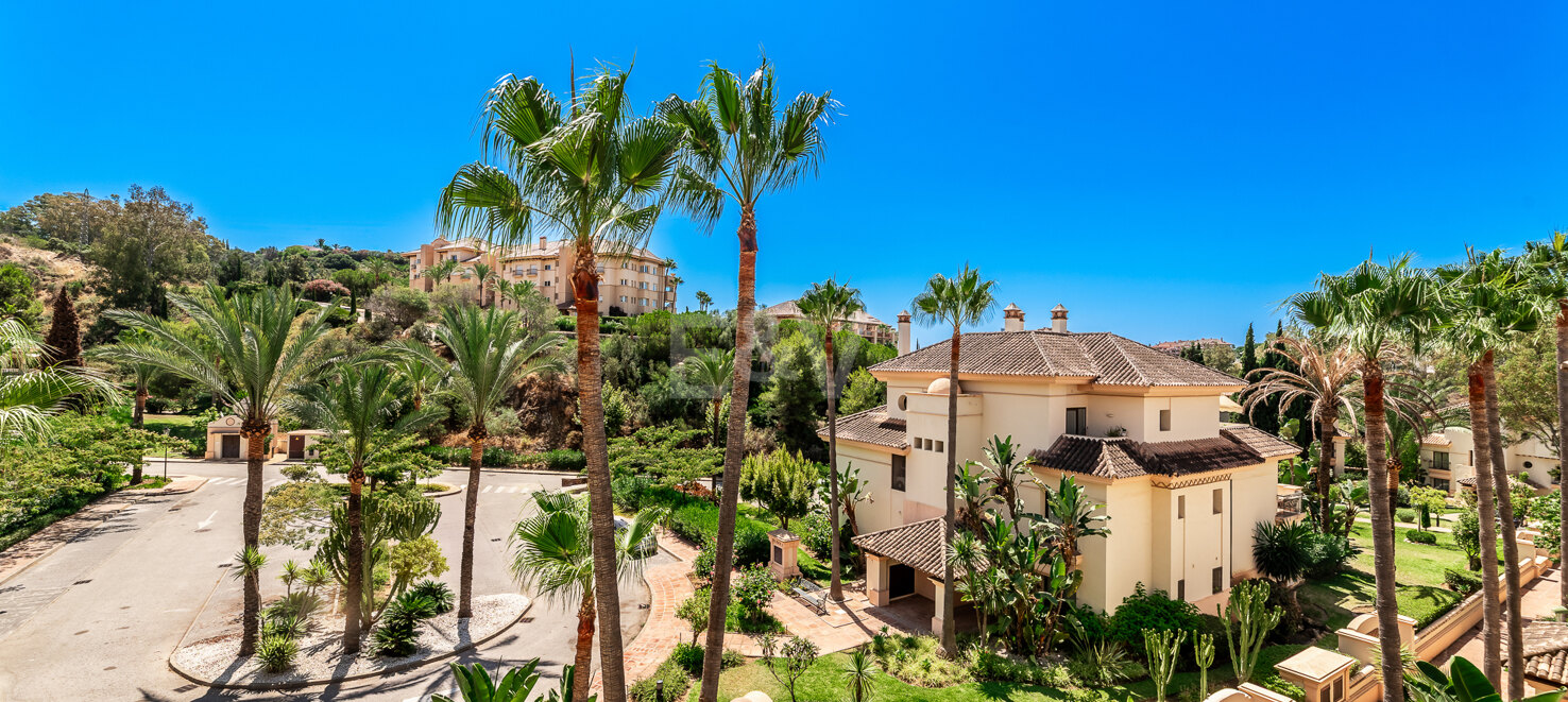 Peaceful 2-Bedroom Penthouse with Panoramic Mountain Views in Rio Real