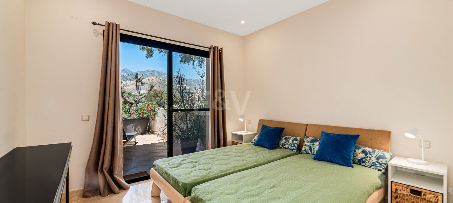 Peaceful 2-Bedroom Penthouse with Panoramic Mountain Views in Rio Real