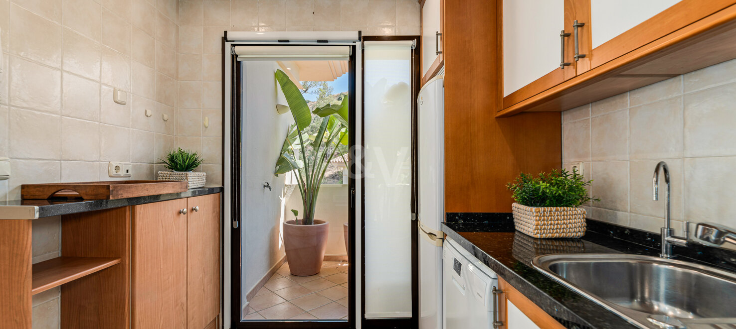 Peaceful 2-Bedroom Penthouse with Panoramic Mountain Views in Rio Real