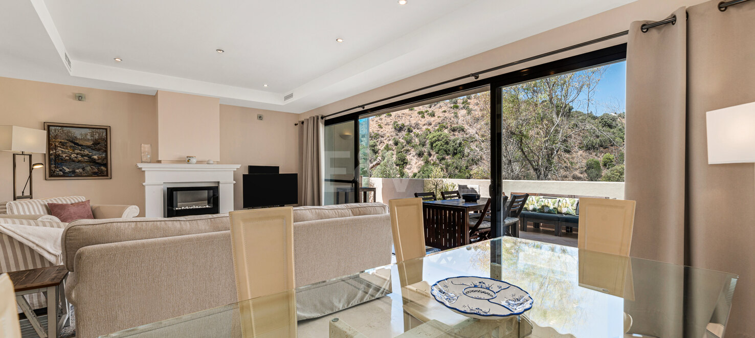 Peaceful 2-Bedroom Penthouse with Panoramic Mountain Views in Rio Real