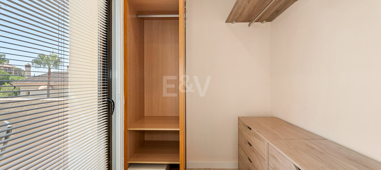 Peaceful 2-Bedroom Penthouse with Panoramic Mountain Views in Rio Real