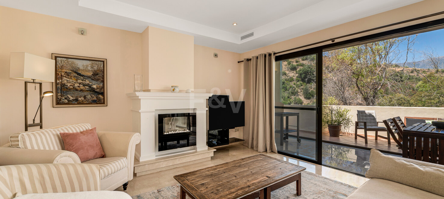 Peaceful 2-Bedroom Penthouse with Panoramic Mountain Views in Rio Real