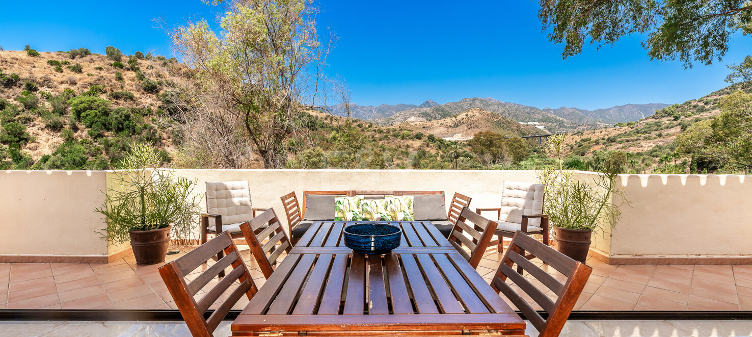 Peaceful 2-Bedroom Penthouse with Panoramic Mountain Views in Rio Real