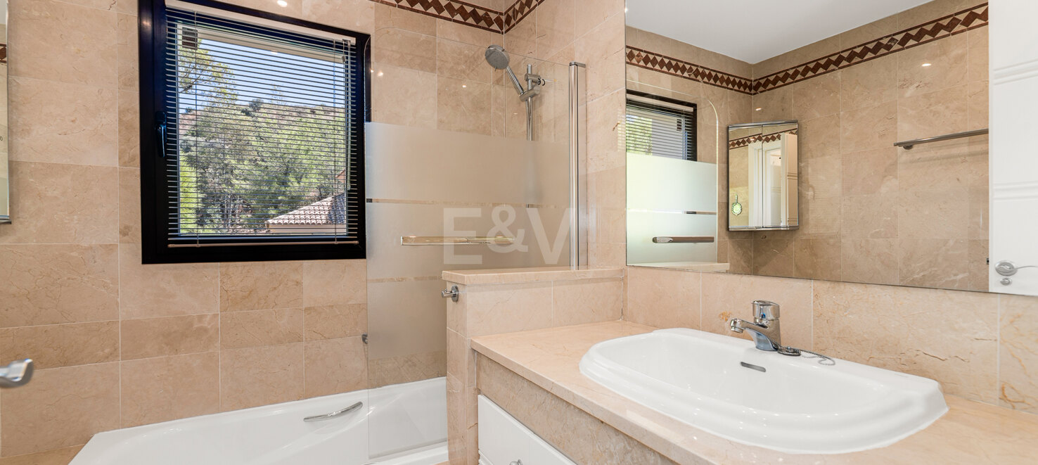 Peaceful 2-Bedroom Penthouse with Panoramic Mountain Views in Rio Real