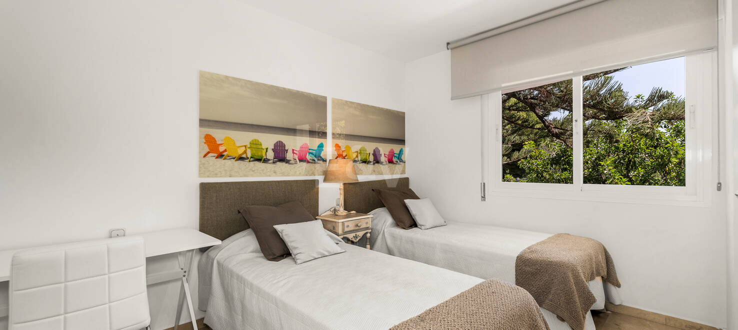 Elevated Ground Floor Apartment in Río Real Near the Beach and Golf