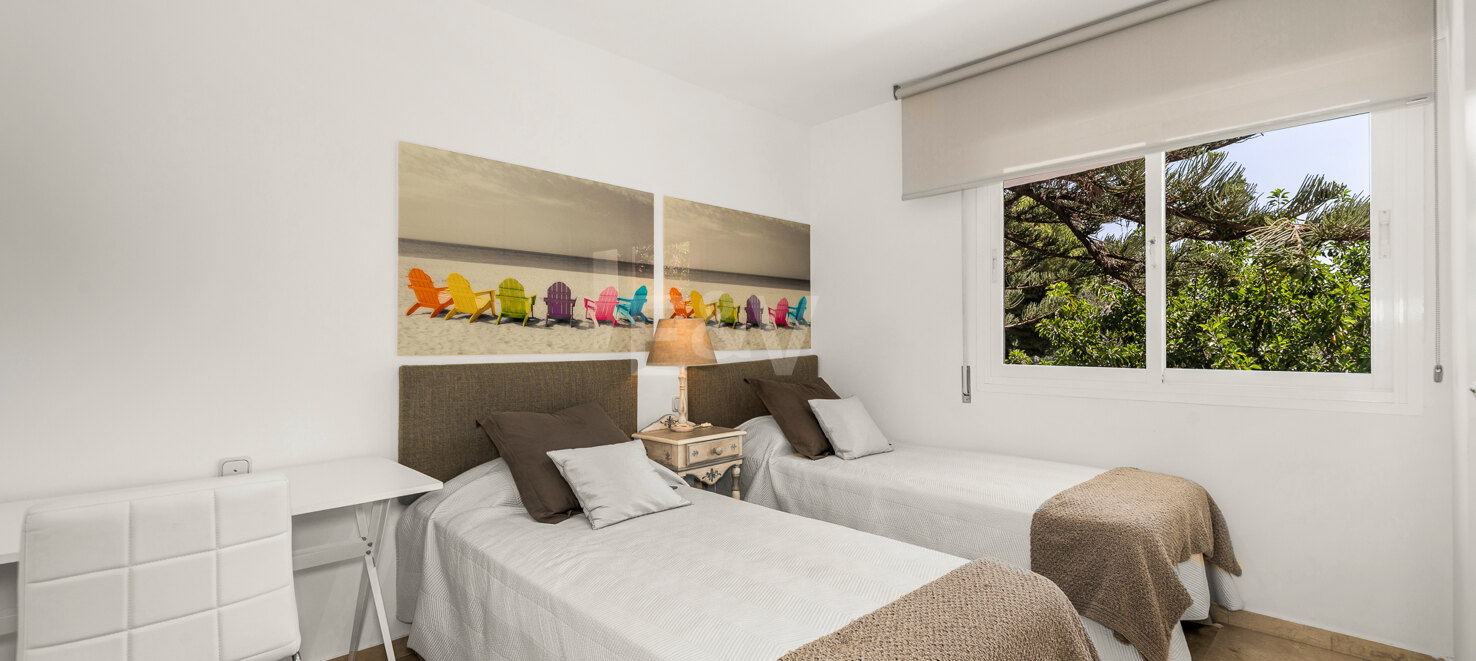Elevated Ground Floor Apartment in Río Real Near the Beach and Golf