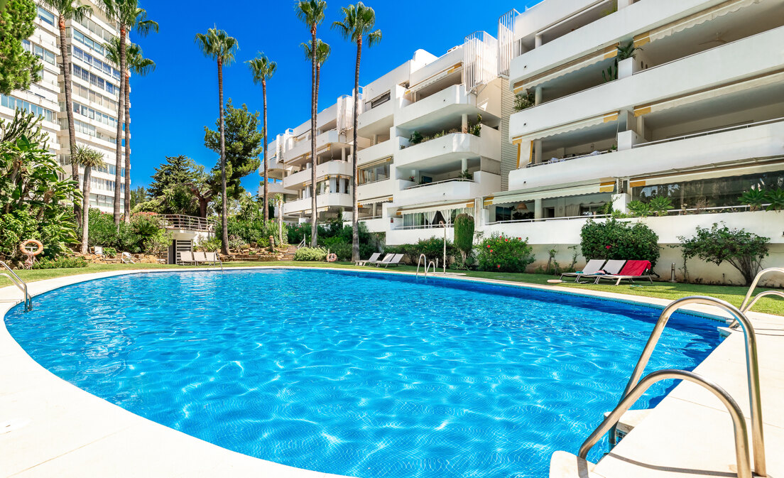 Elevated Ground Floor Apartment in Río Real Near the Beach and Golf