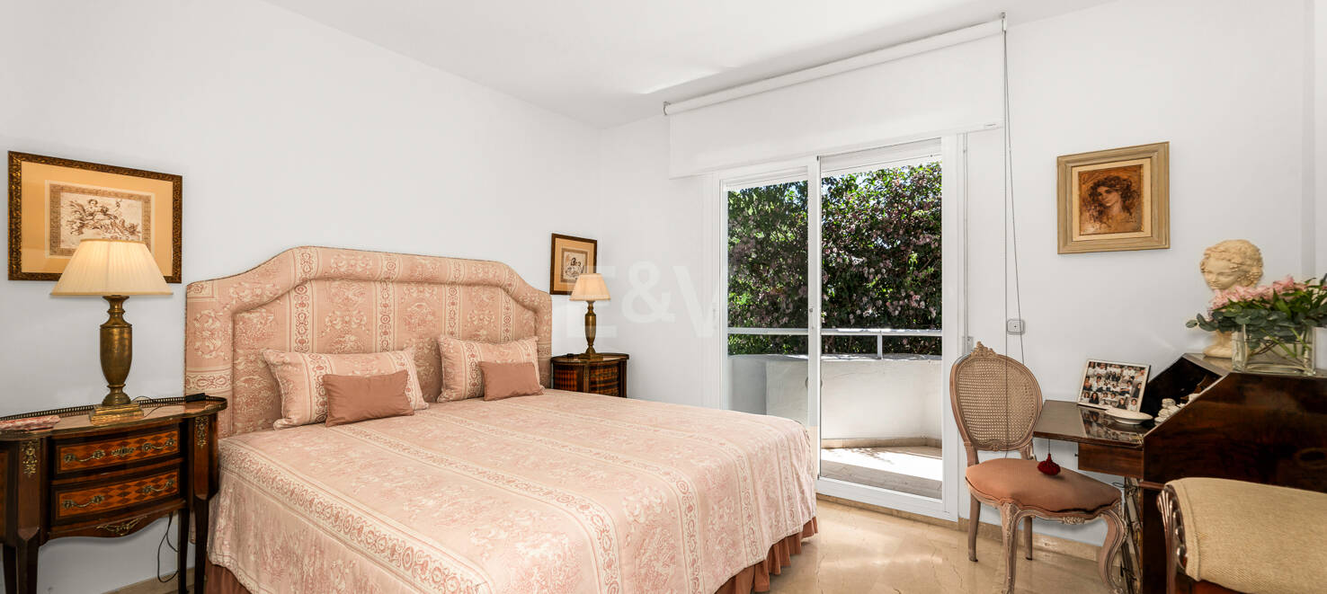 Elevated Ground Floor Apartment in Río Real Near the Beach and Golf