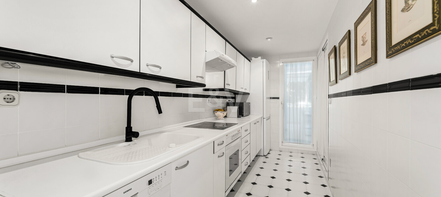 Elevated Ground Floor Apartment in Río Real Near the Beach and Golf