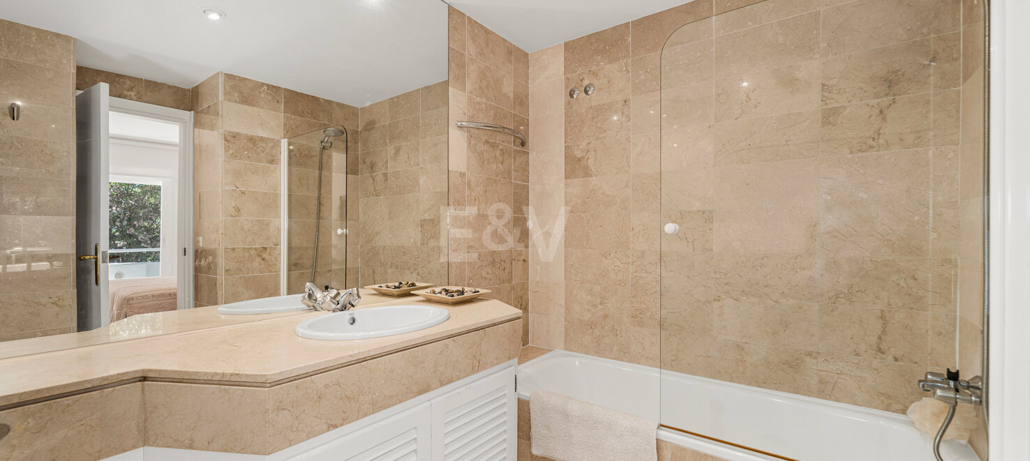 Elevated Ground Floor Apartment in Río Real Near the Beach and Golf