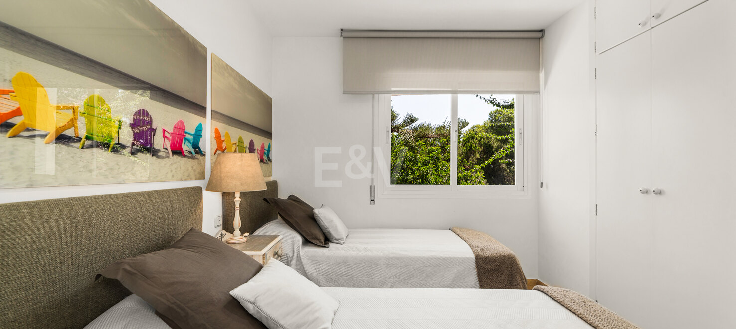 Elevated Ground Floor Apartment in Río Real Near the Beach and Golf