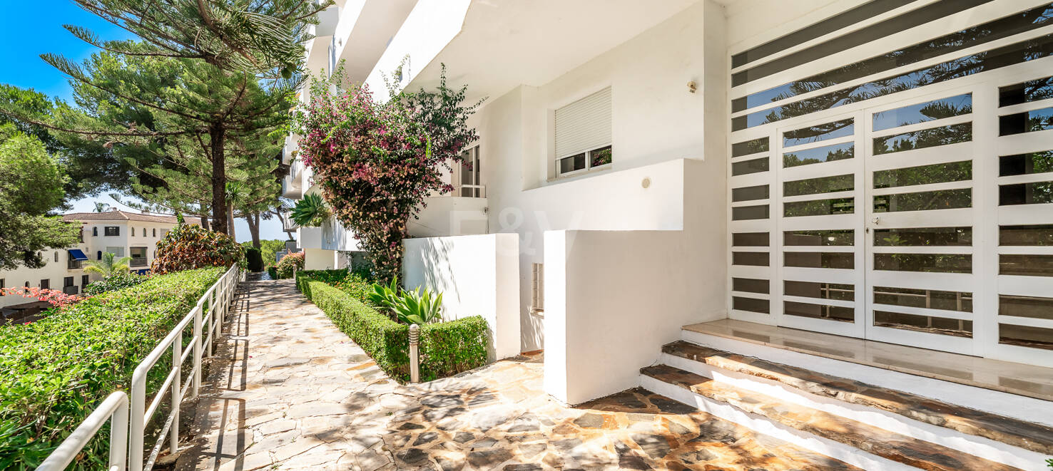 Elevated Ground Floor Apartment in Río Real Near the Beach and Golf
