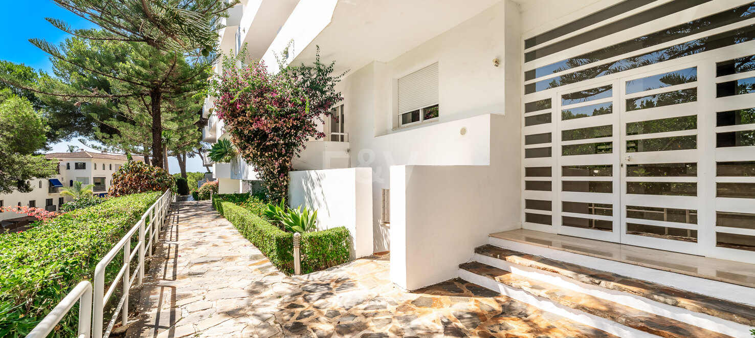 Elevated Ground Floor Apartment in Río Real Near the Beach and Golf