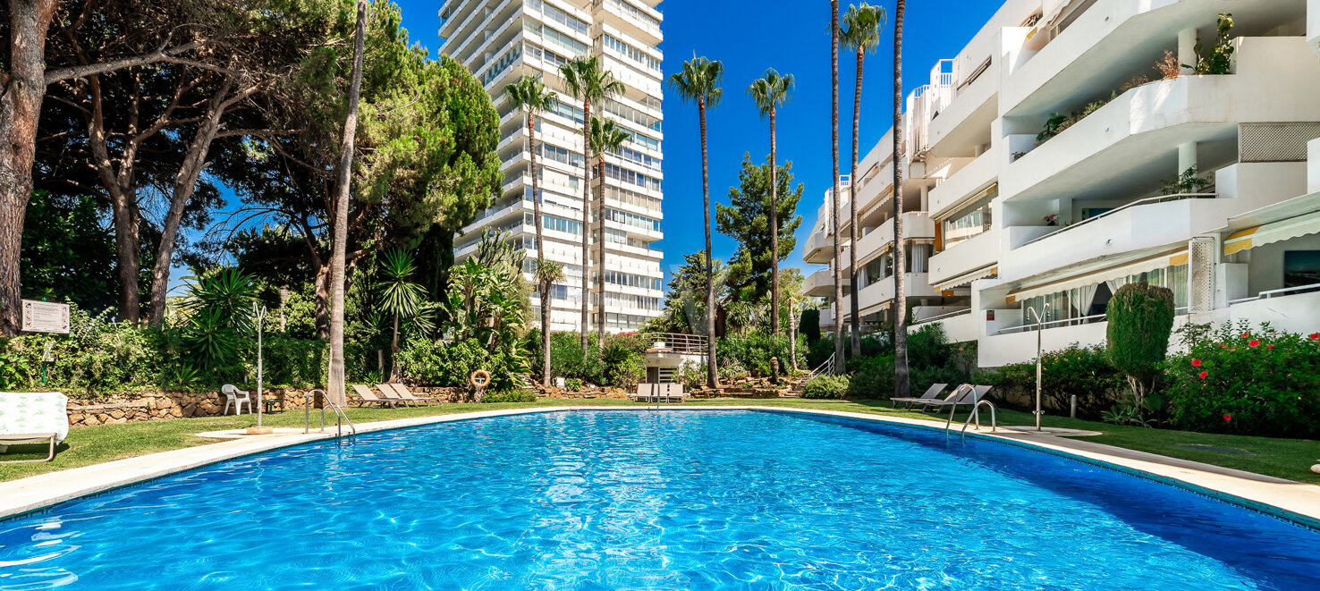 Elevated Ground Floor Apartment in Río Real Near the Beach and Golf