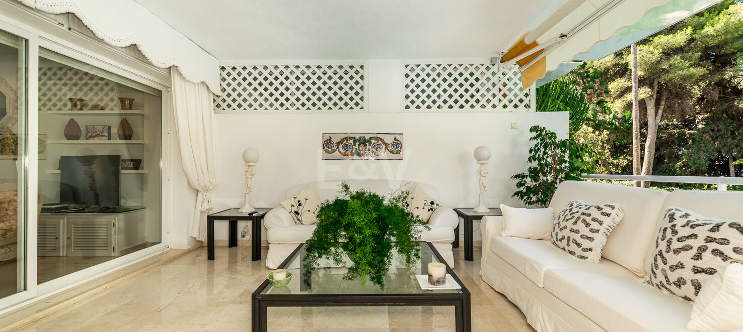 Elevated Ground Floor Apartment in Río Real Near the Beach and Golf