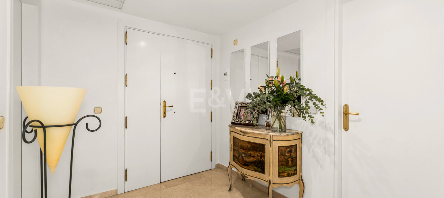 Elevated Ground Floor Apartment in Río Real Near the Beach and Golf