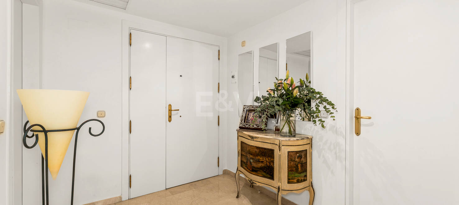 Elevated Ground Floor Apartment in Río Real Near the Beach and Golf