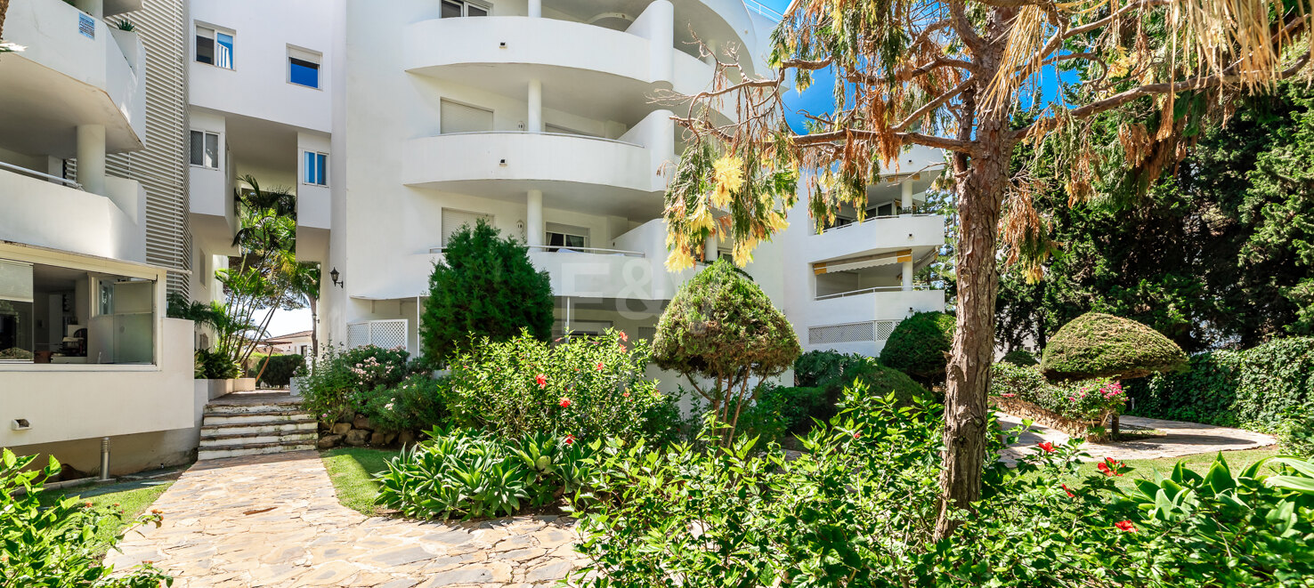 Elevated Ground Floor Apartment in Río Real Near the Beach and Golf