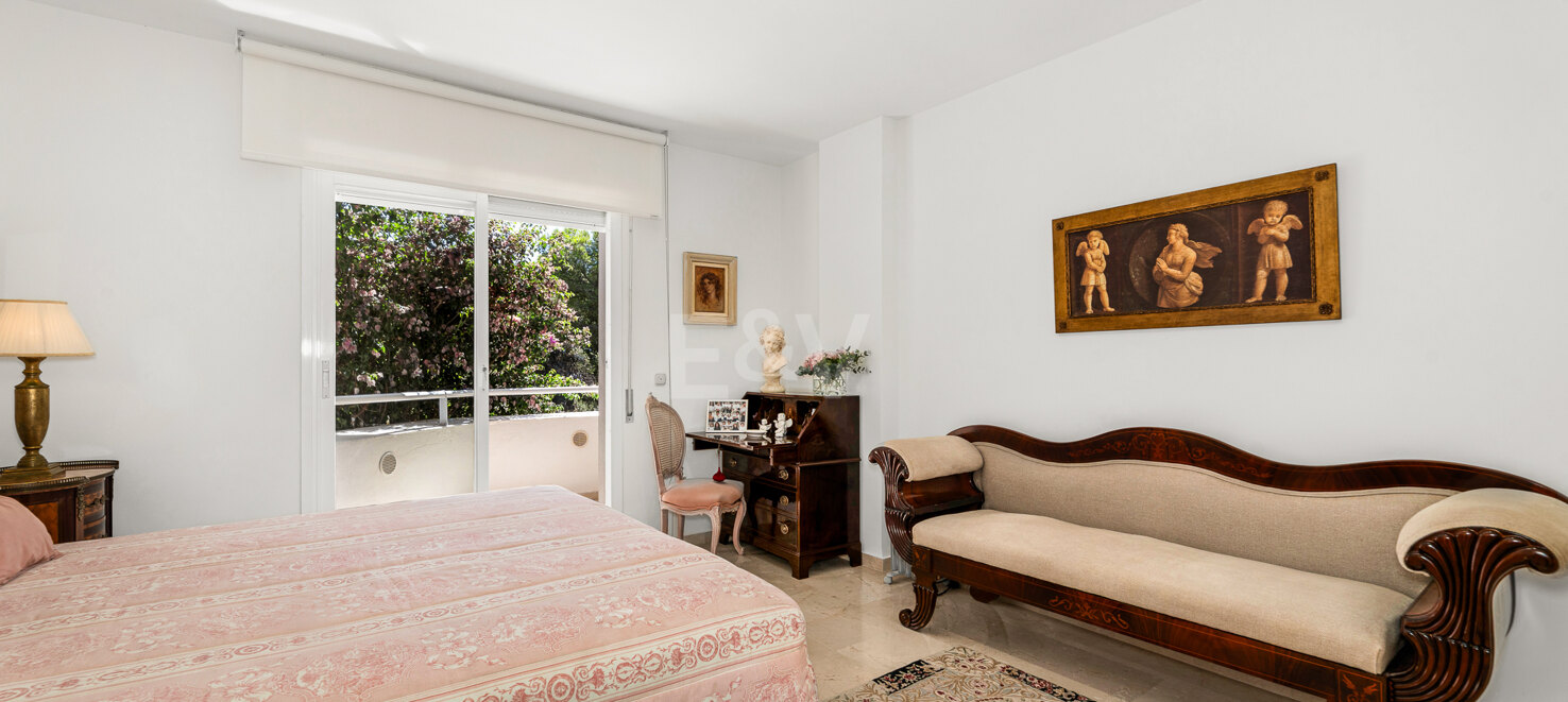 Elevated Ground Floor Apartment in Río Real Near the Beach and Golf