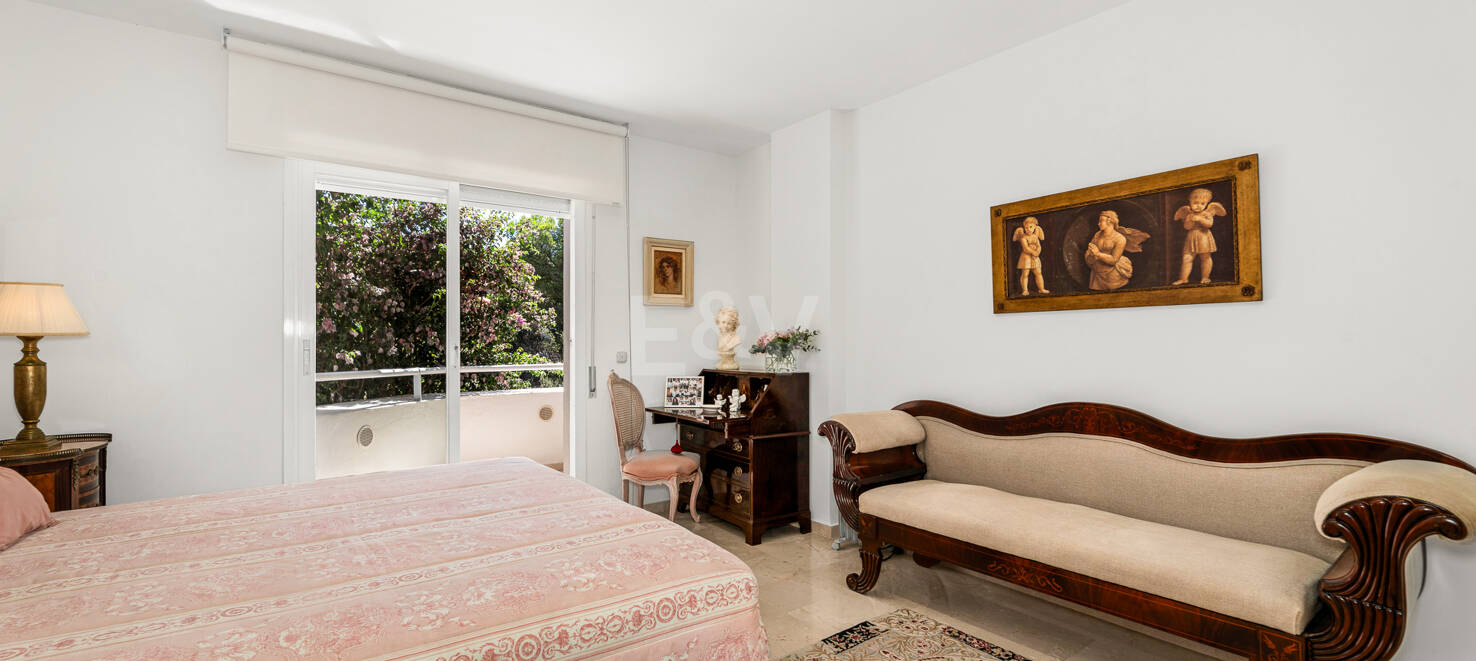 Elevated Ground Floor Apartment in Río Real Near the Beach and Golf