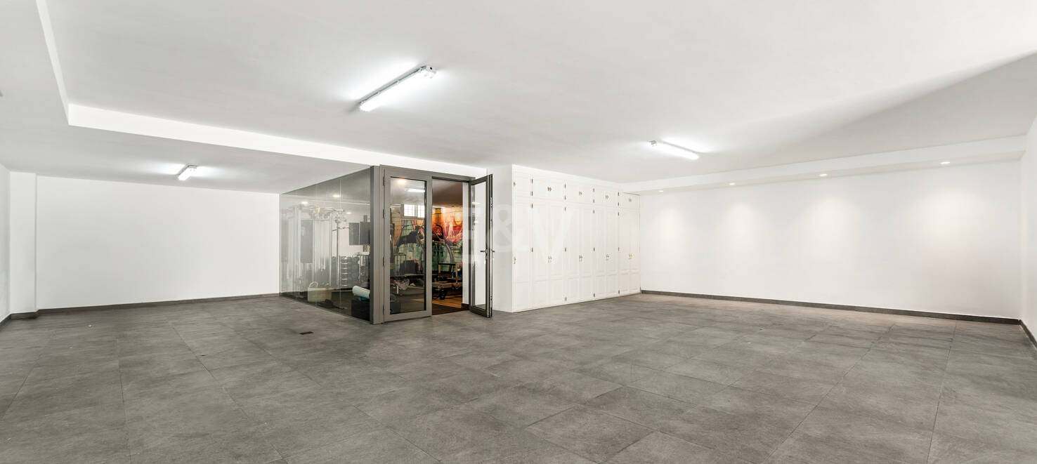 Stilvolle Villa mit Panoramablick auf das Meer in der Nähe des Strandes und des Stadtzentrums an der Golden Mile