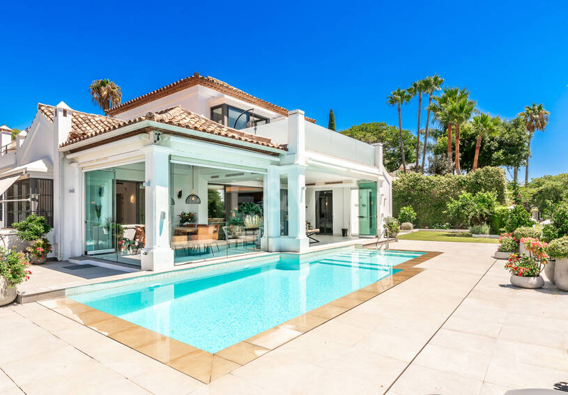 Stylish Villa with Panoramic Sea Views near the Beach and the City Centre on the Golden Mile