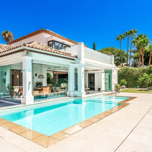 Stilvolle Villa mit Panoramablick auf das Meer in der Nähe des Strandes und des Stadtzentrums an der Golden Mile