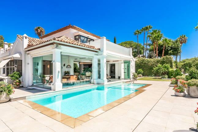 Stylish Villa with Panoramic Sea Views near the Beach and the City Centre on the Golden Mile