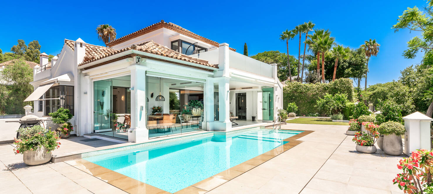 Stilvolle Villa mit Panoramablick auf das Meer in der Nähe des Strandes und des Stadtzentrums an der Golden Mile