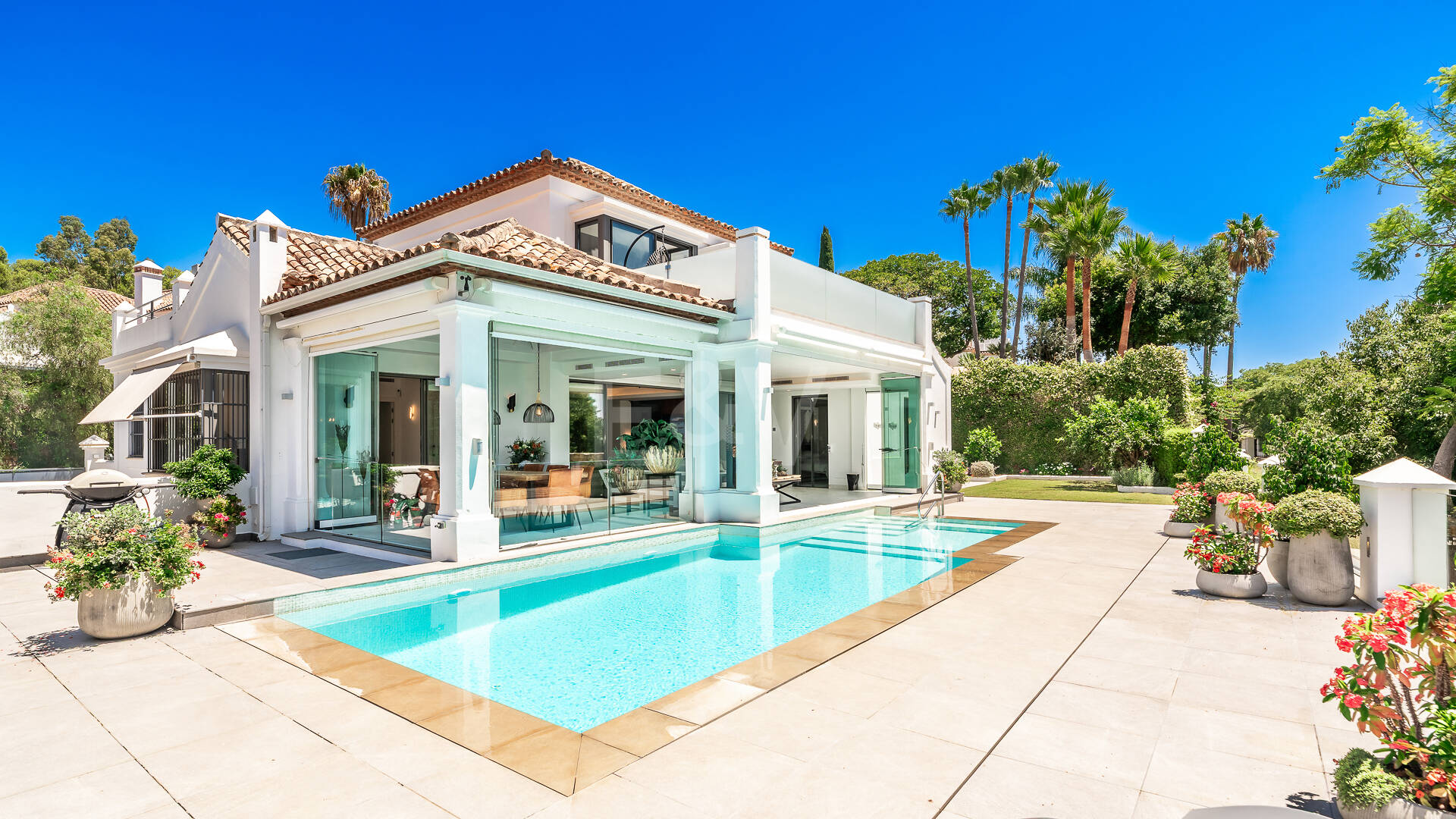 Stylish Villa with Panoramic Sea Views near the Beach and the City Centre on the Golden Mile