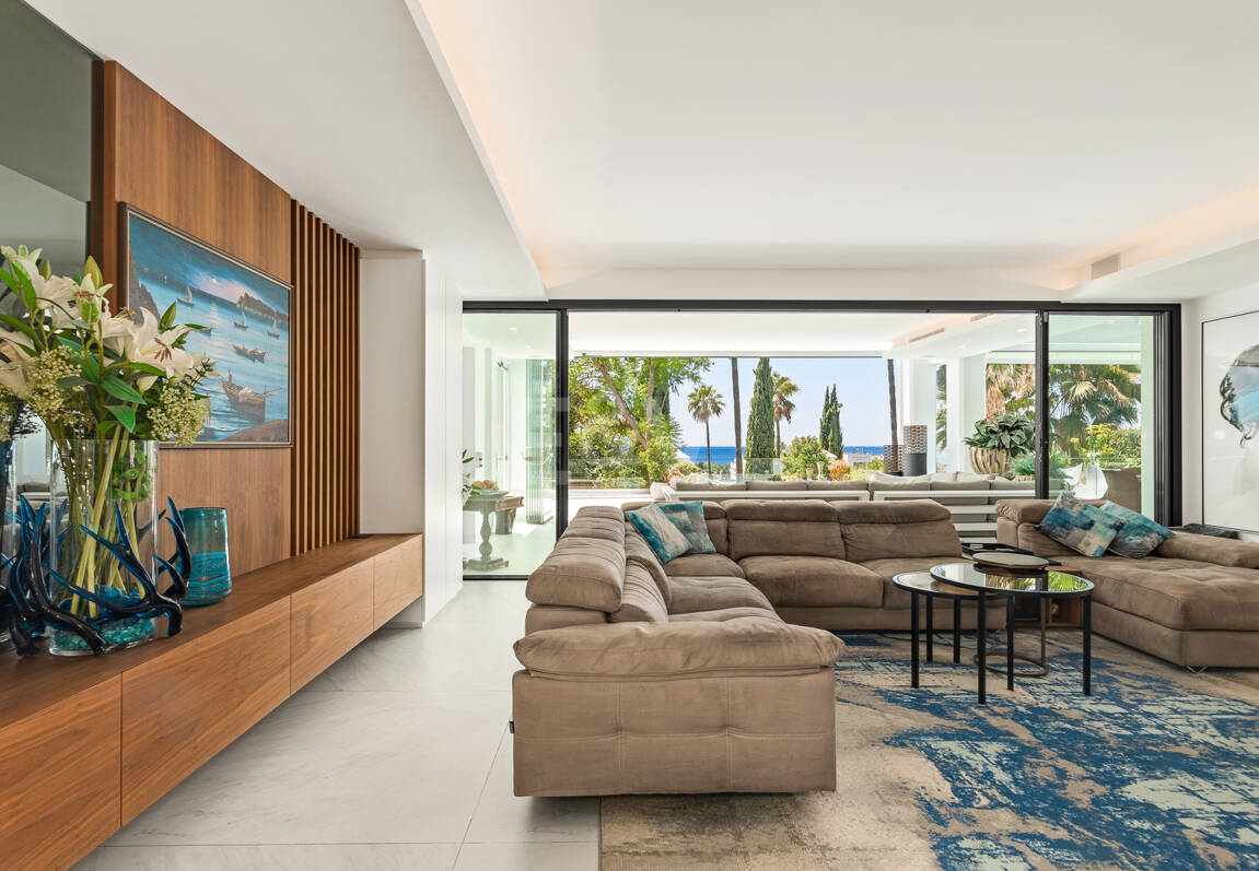 Stylish Villa with Panoramic Sea Views near the Beach and the City Centre on the Golden Mile