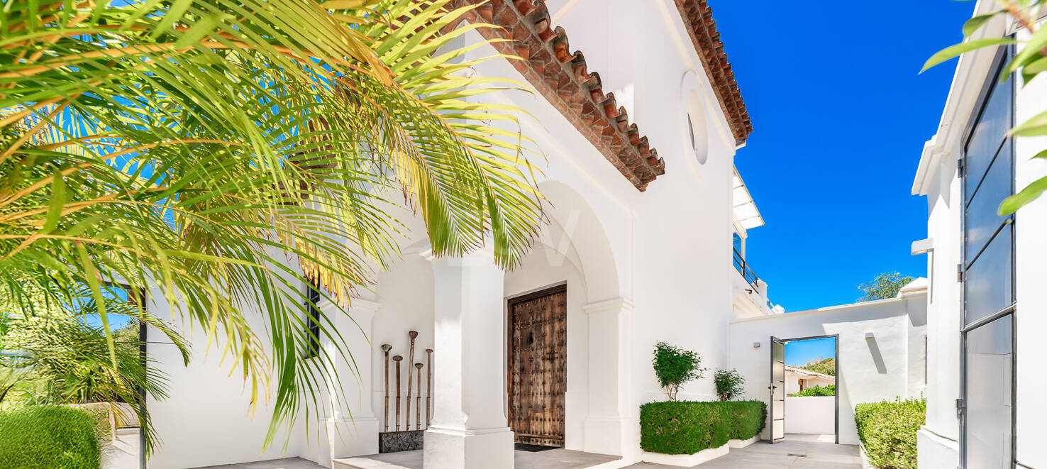 Stilvolle Villa mit Panoramablick auf das Meer in der Nähe des Strandes und des Stadtzentrums an der Golden Mile