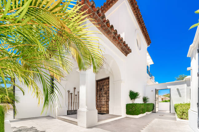 Stylish Villa with Panoramic Sea Views near the Beach and the City Centre on the Golden Mile