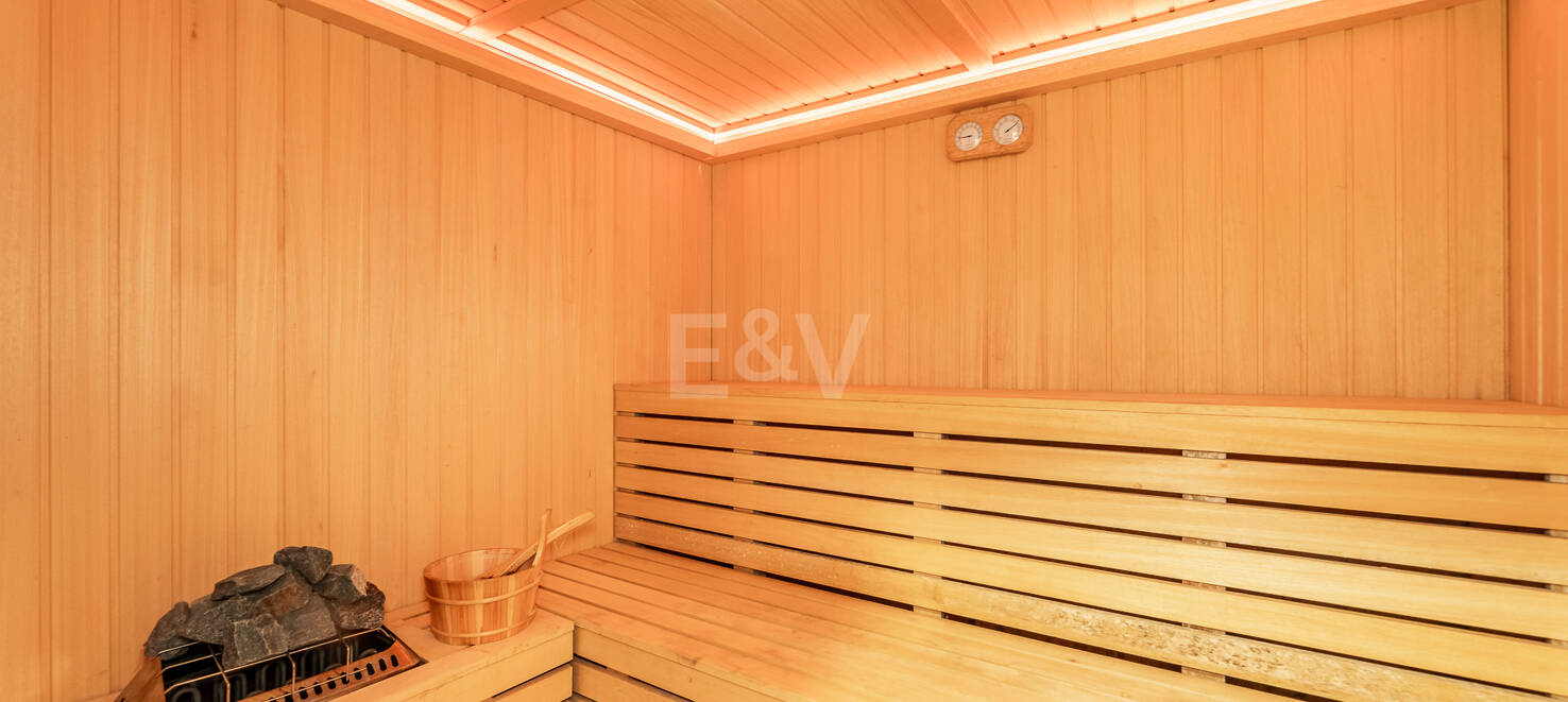 Stilvolle Villa mit Panoramablick auf das Meer in der Nähe des Strandes und des Stadtzentrums an der Golden Mile