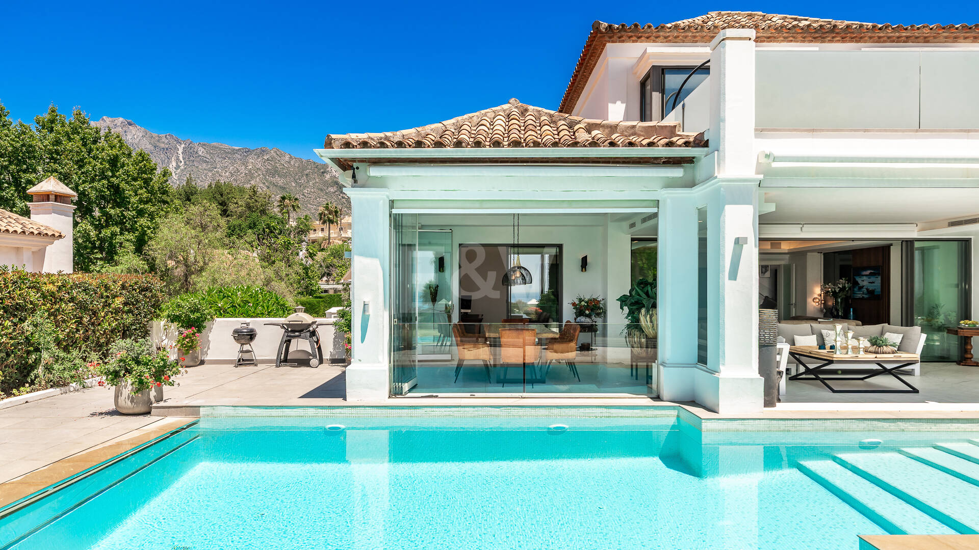 Stylish Villa with Panoramic Sea Views near the Beach and the City Centre on the Golden Mile
