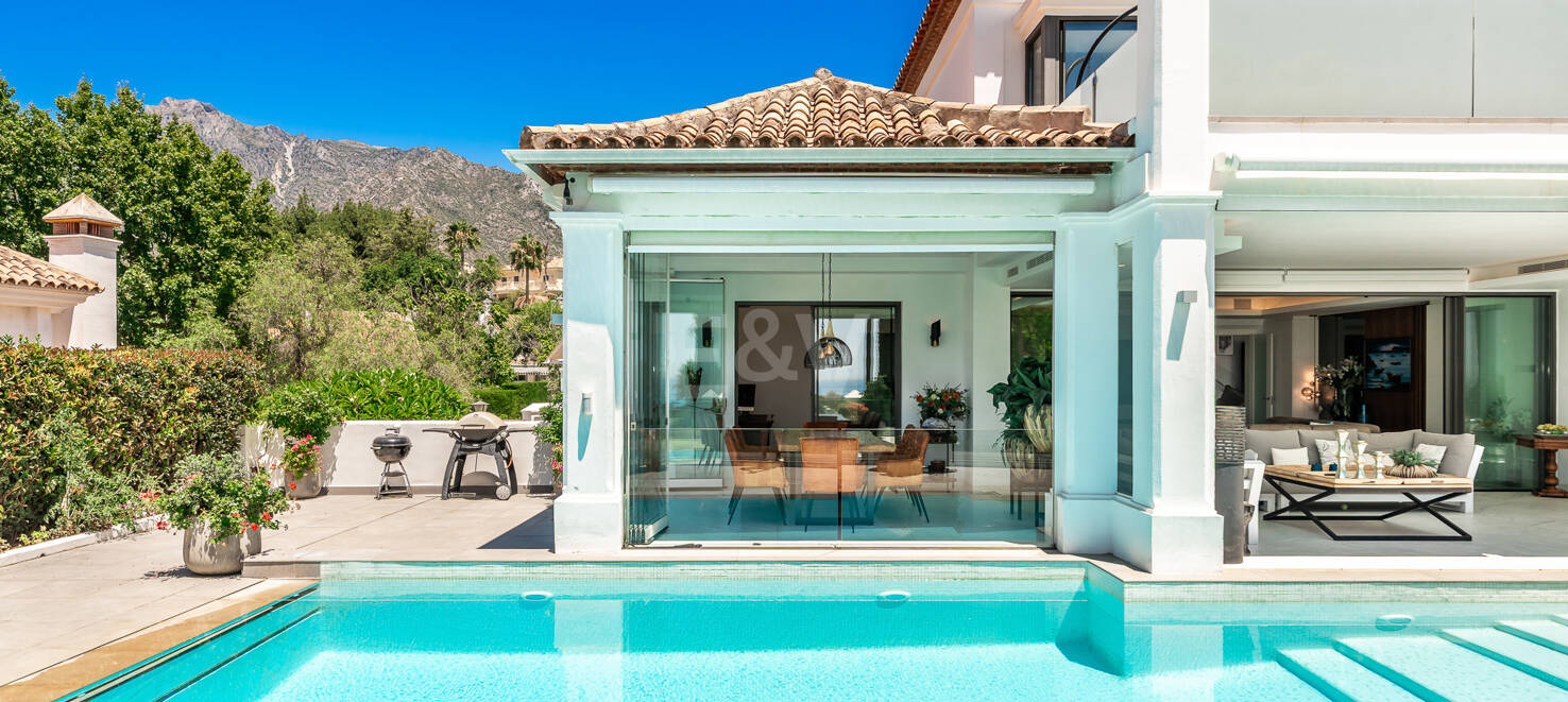 Stilvolle Villa mit Panoramablick auf das Meer in der Nähe des Strandes und des Stadtzentrums an der Golden Mile