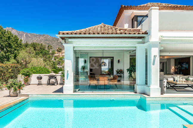 Stylish Villa with Panoramic Sea Views near the Beach and the City Centre on the Golden Mile