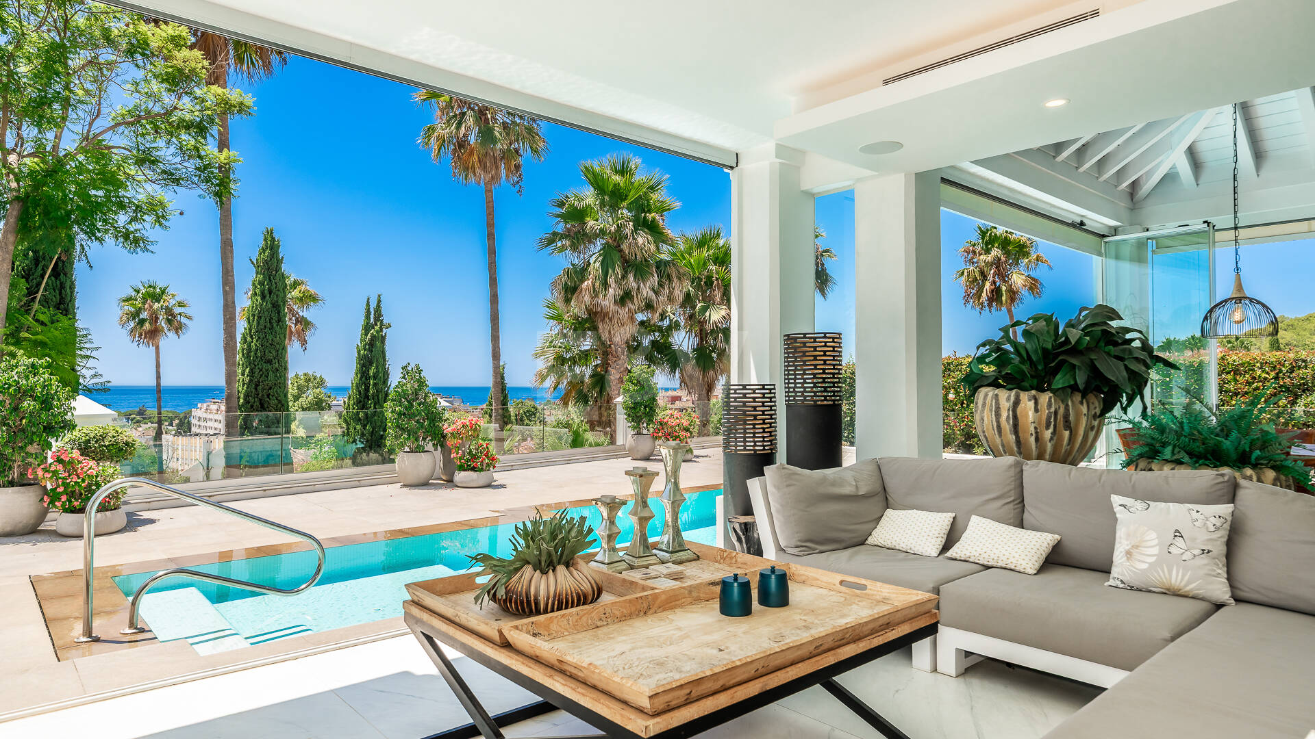 Stylish Villa with Panoramic Sea Views near the Beach and the City Centre on the Golden Mile