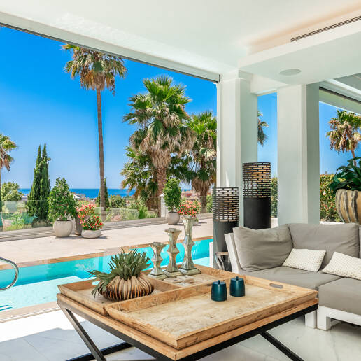 Stilvolle Villa mit Panoramablick auf das Meer in der Nähe des Strandes und des Stadtzentrums an der Golden Mile